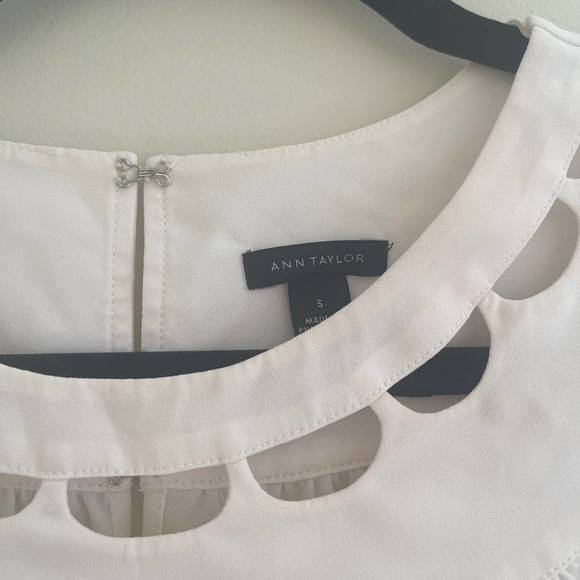 Ann Taylor Scalloped Cutout Tee in Winter White Size Small - Picture 4 of 10
